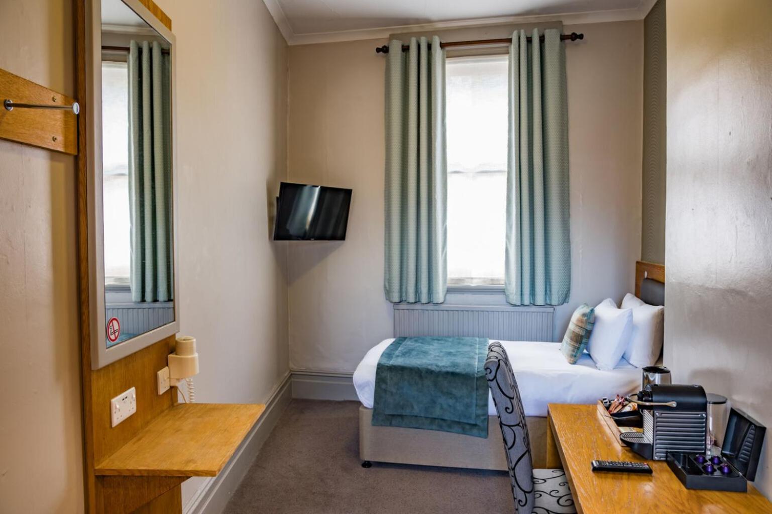 The Goddard Arms Hotel Swindon Bagian luar foto